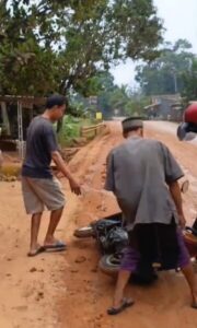 Diduga Ceceran Tanah Merah Milik PT YAMIKA Sebabkan Kecelakaan